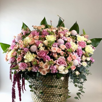 Sepette Gül ve Pembe Çiçekler