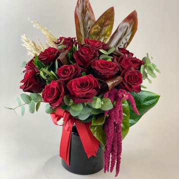 Siyah Vazoda Kırmızı Güller