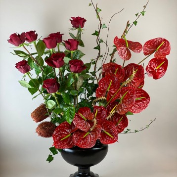 Vazoda Kırmızı Güller ve Antoryum