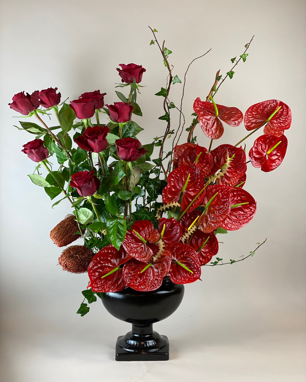 Vazoda Kırmızı Güller ve Antoryum