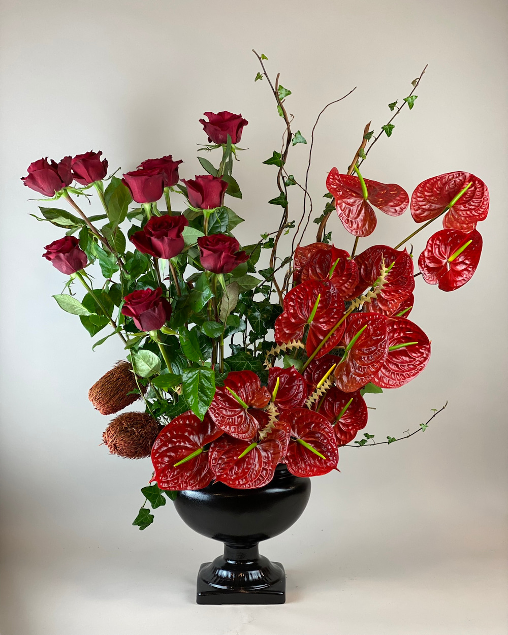 Vazoda Kırmızı Güller ve Antoryum