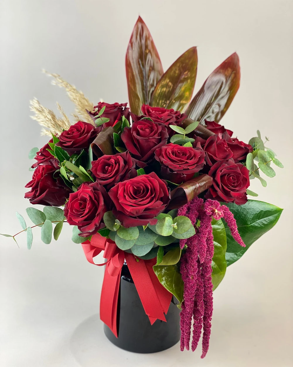 Siyah Vazoda Kırmızı Güller