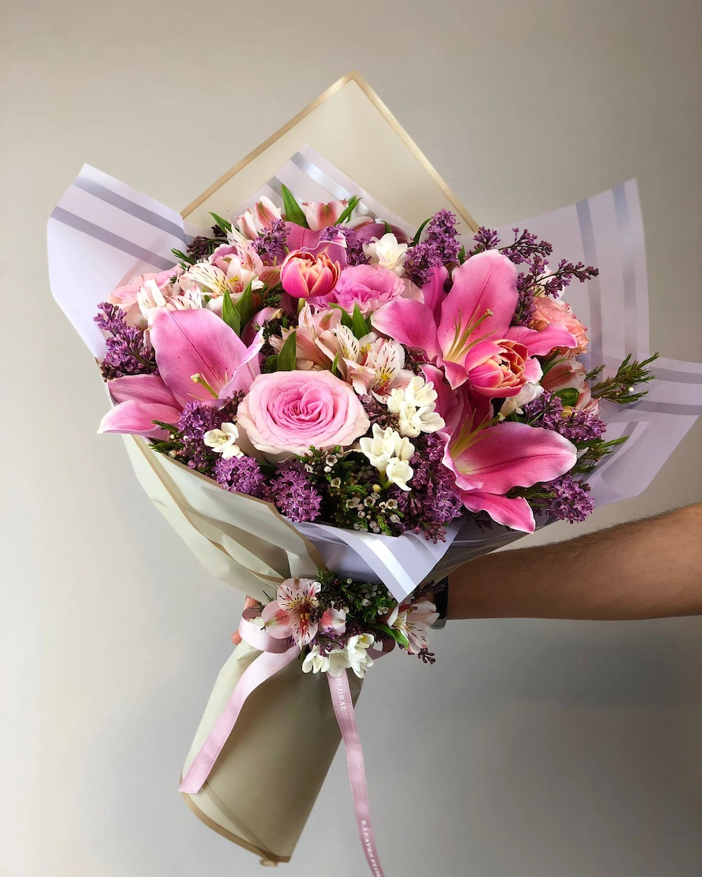 Wolf Pembe Lilyum Buketi